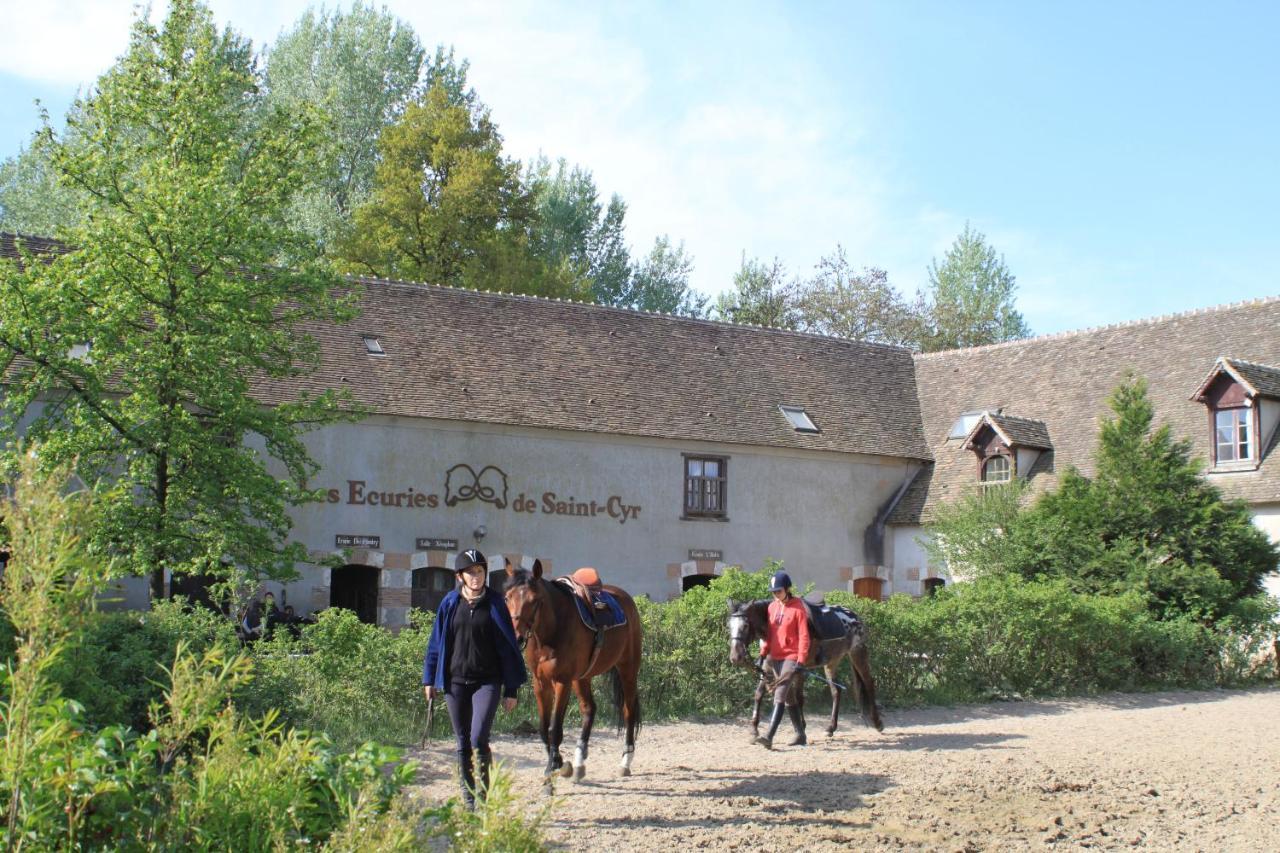 Gîte d'étape Ecuries de St Cyr La Ferté-Saint-Cyr Esterno foto